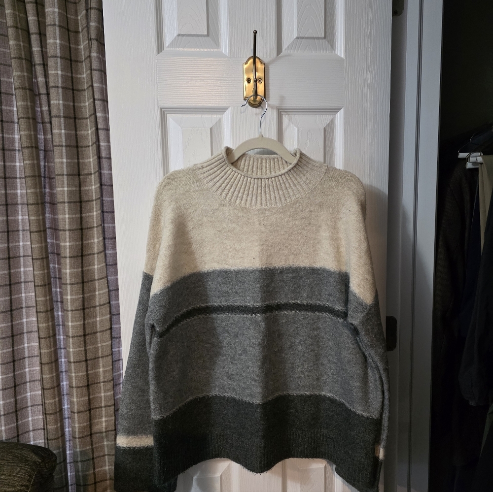 Universal Thread Women's Colorblock Sweater - Cream and Gray